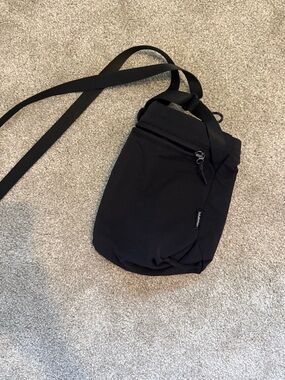 Lululemon Water Bottle Sling Bag, black
